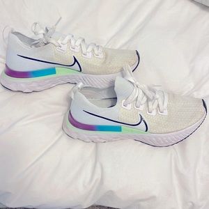 Nike Infinity React tennis shoes size 9-women. Lightly warn, no holes or tears.